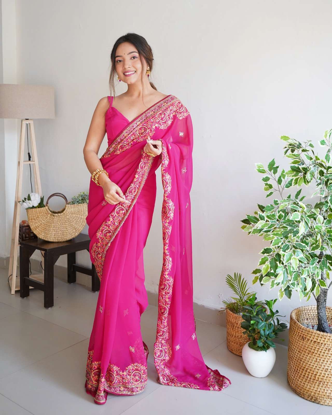 Smiti Designer Georgette Embroiderad Saree Wholesaler of sarees in market of india
